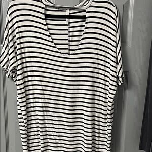 Striped V-Neck Women's Dolman Sleeve Top - Black & White